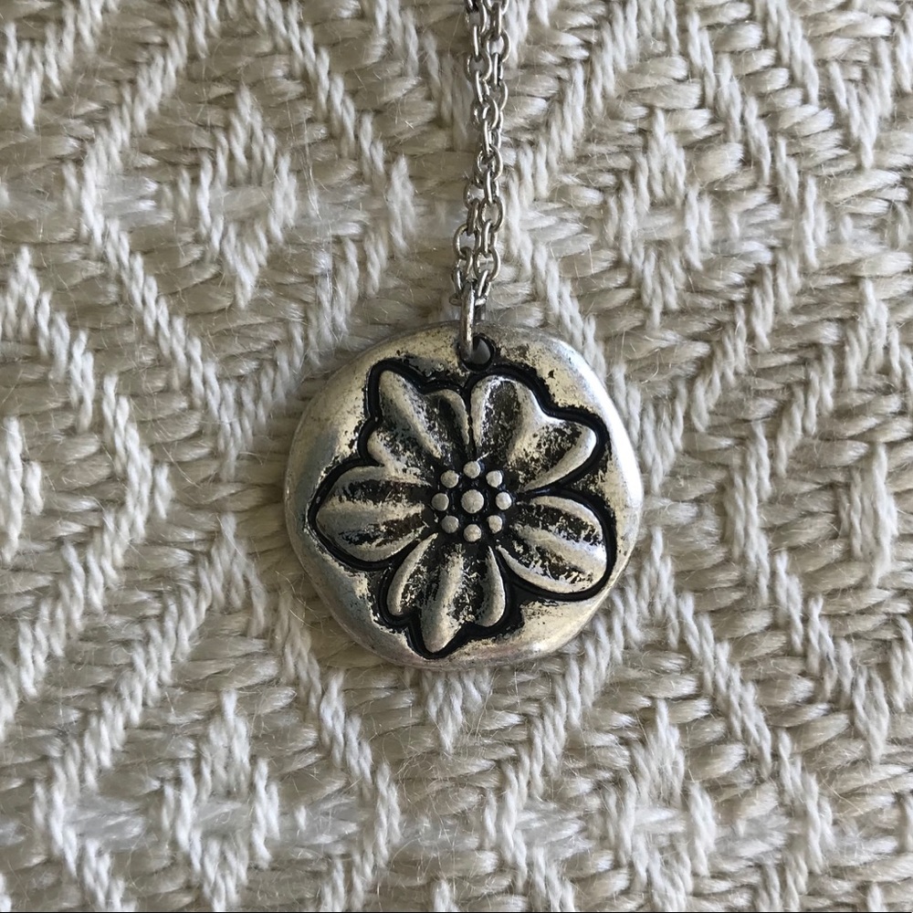 🌸 NWOT Lavishy Silver Grace Lily Necklace 🌸